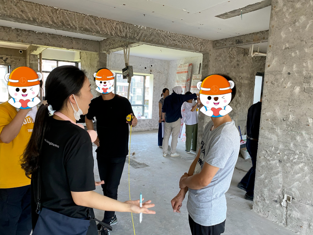 何淑祺与施工伙伴在住宅现场交流