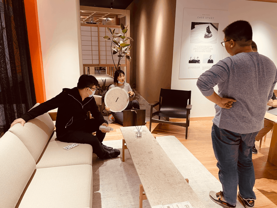 匠恒展厅中的住宅产品咨询