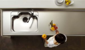 全不锈钢厨房:结构、使用特点与五个实例:材料延伸到柜体内部 8
