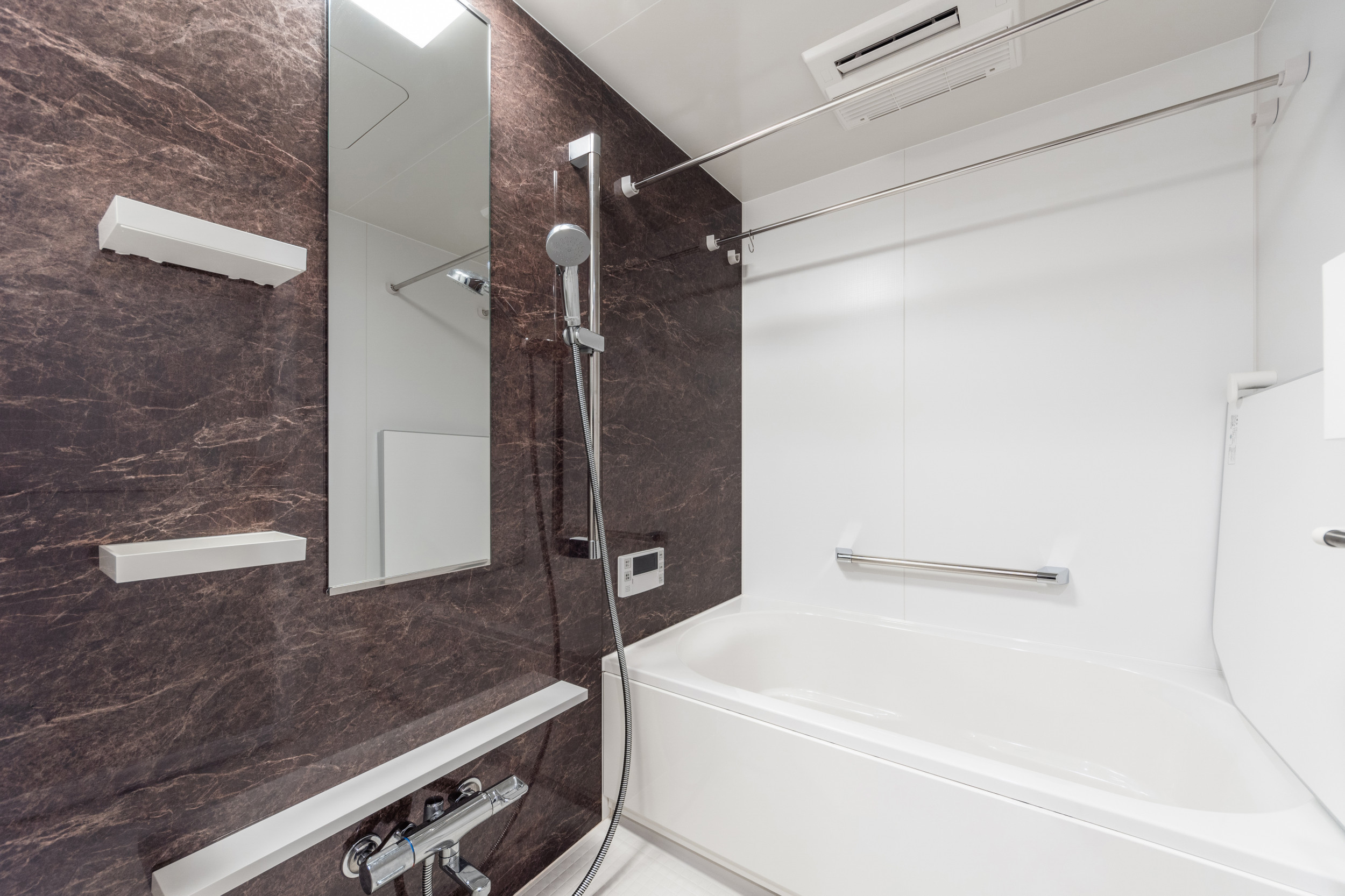 连续大板形成的浴室墙面