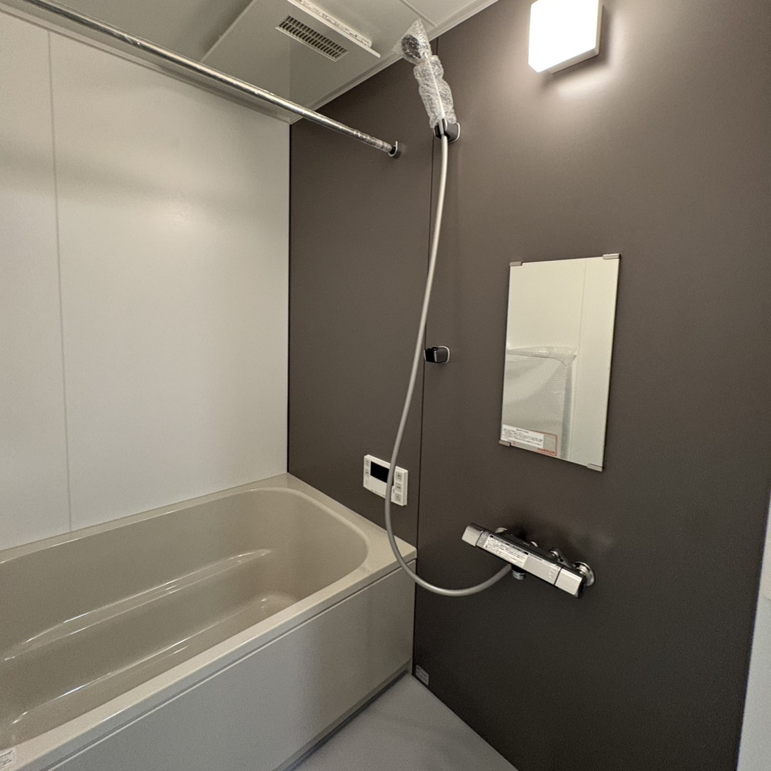 灰色住宅空间：厨房、水区与室内材料搭配：灰色贯穿厨房与起居区 4