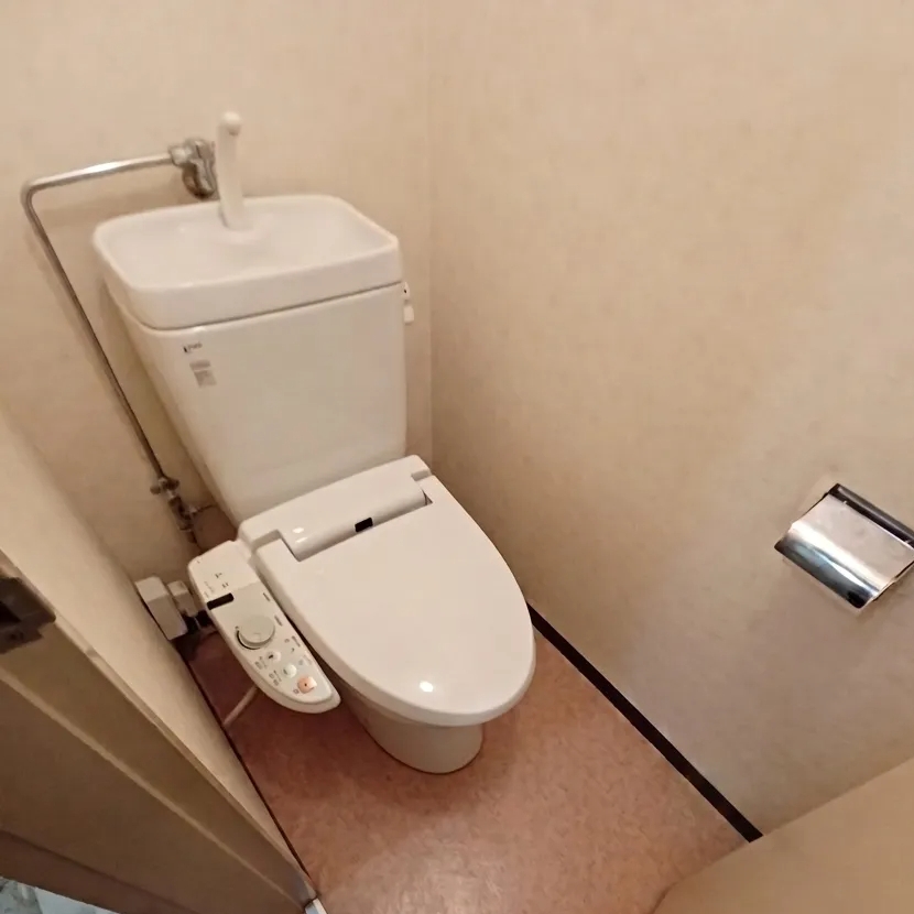 灰色住宅空间：厨房、水区与室内材料搭配：灰色贯穿厨房与起居区 7
