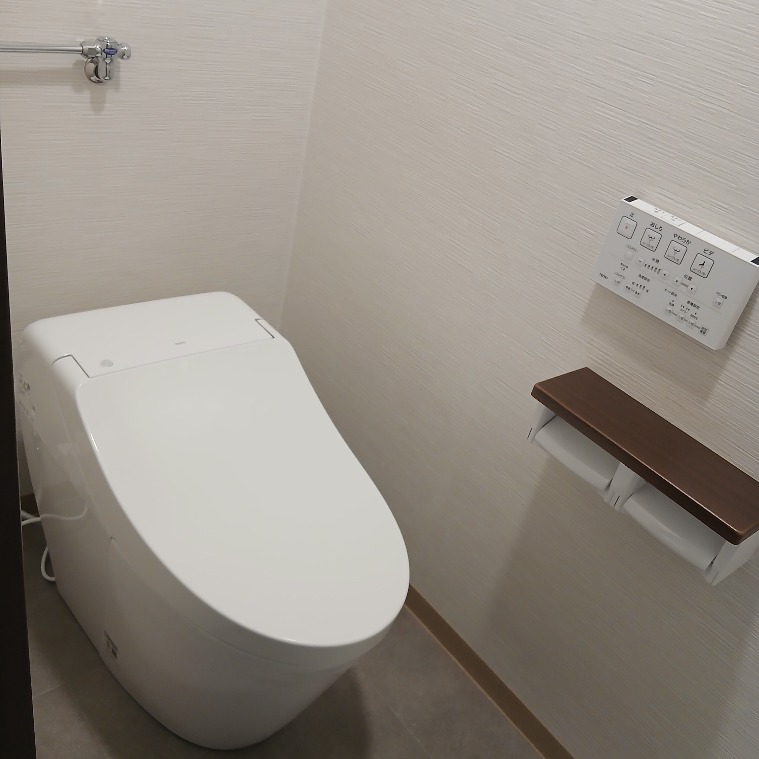 灰色住宅空间：厨房、水区与室内材料搭配：灰色贯穿厨房与起居区 8