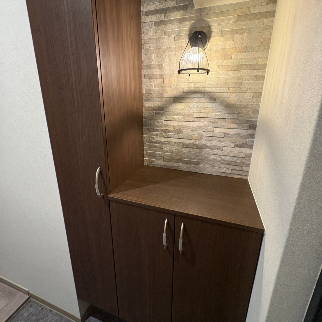 灰色住宅空间：厨房、水区与室内材料搭配：水区与收纳改造 2