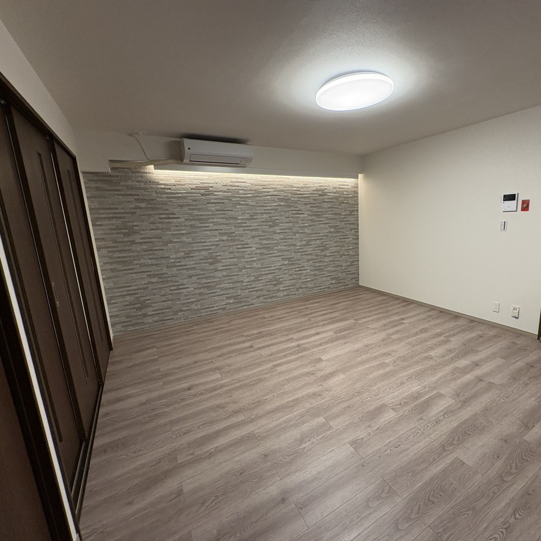 灰色住宅空间：厨房、水区与室内材料搭配：图纸、效果与现场 2