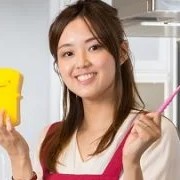 厨房水槽清洁：水垢、黏滑与排水口维护：白色水垢与油污 1