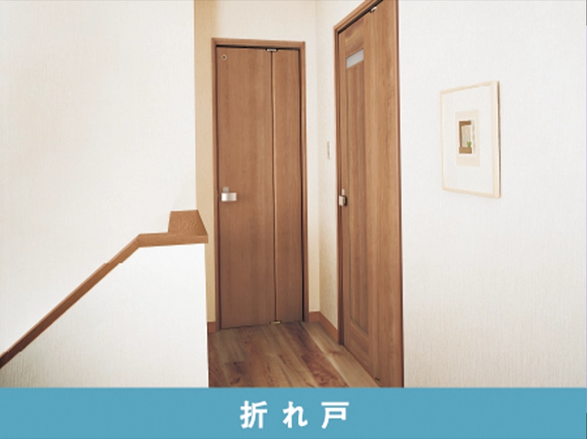 走廊中的室内折叠门