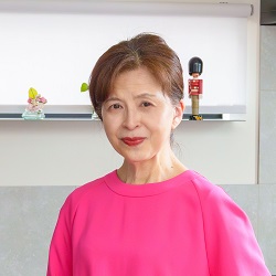 专业厨房实例:开放收纳、不锈钢与工作动线:深色不锈钢与开放层架 1