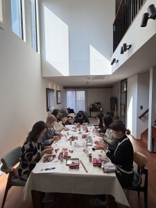 专业厨房实例:开放收纳、不锈钢与工作动线:深色不锈钢与开放层架 10