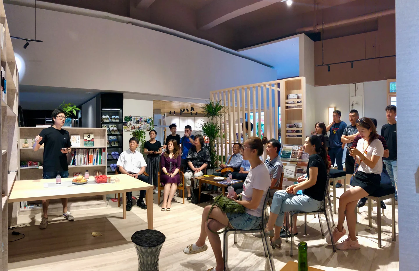 展厅内一人讲解,多人围坐或站立倾听