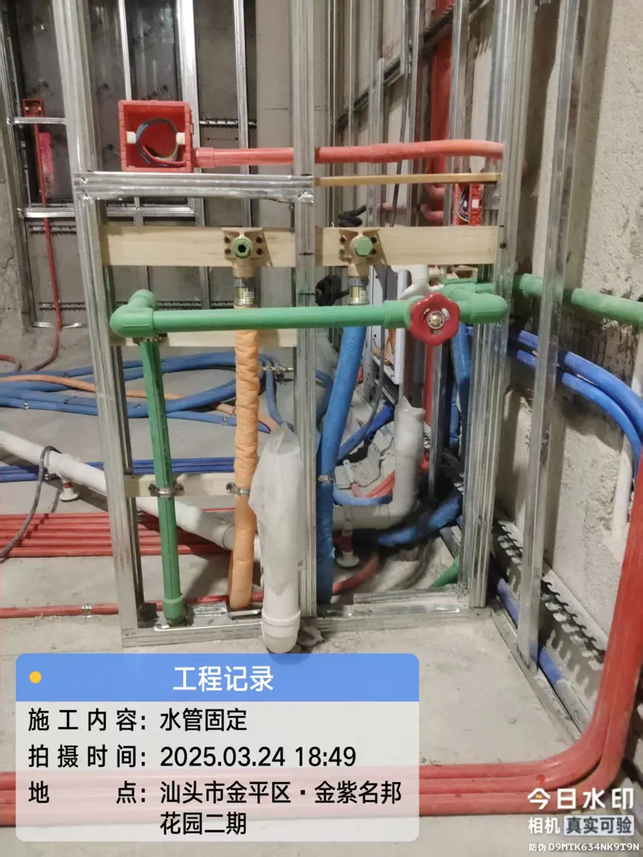 墙体内给水管固定与保温施工