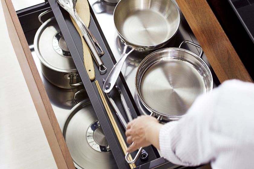 厨房抽屉内收纳锅具与烹饪器具