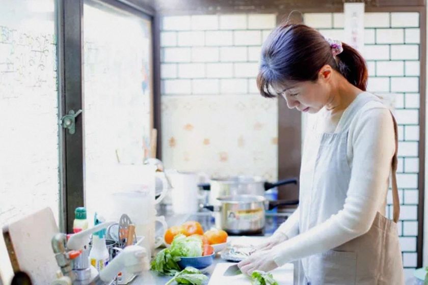 使用者在水槽与灶具之间的连续台面上备餐