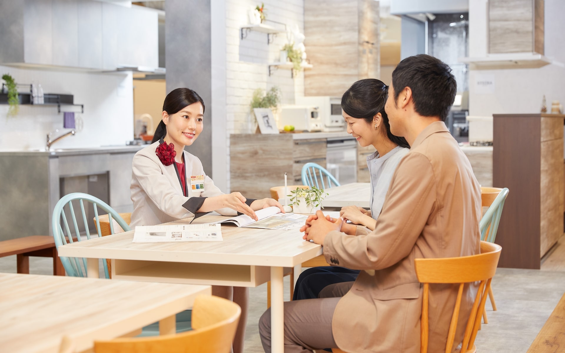厨房展厅内围绕产品资料进行沟通