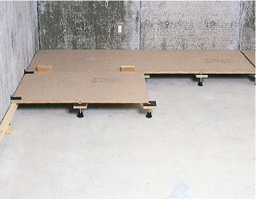按 15mm 接缝继续铺设第二排地板面板