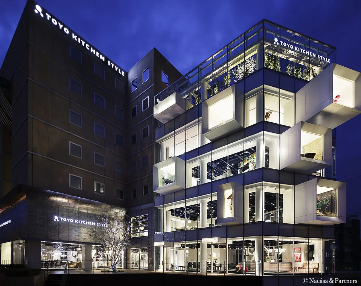 夜色中的 TOYO KITCHEN STYLE 展示建筑