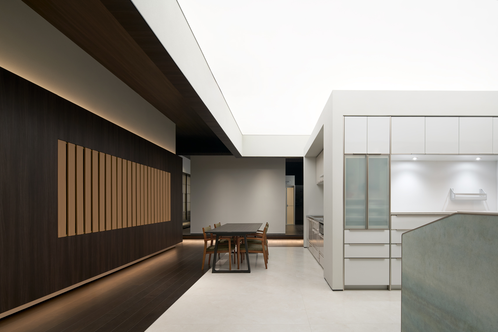 Takara Standard 匠恒展厅中的厨房与餐区